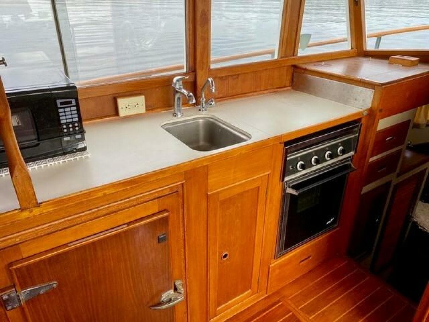 1981 Grand Banks 