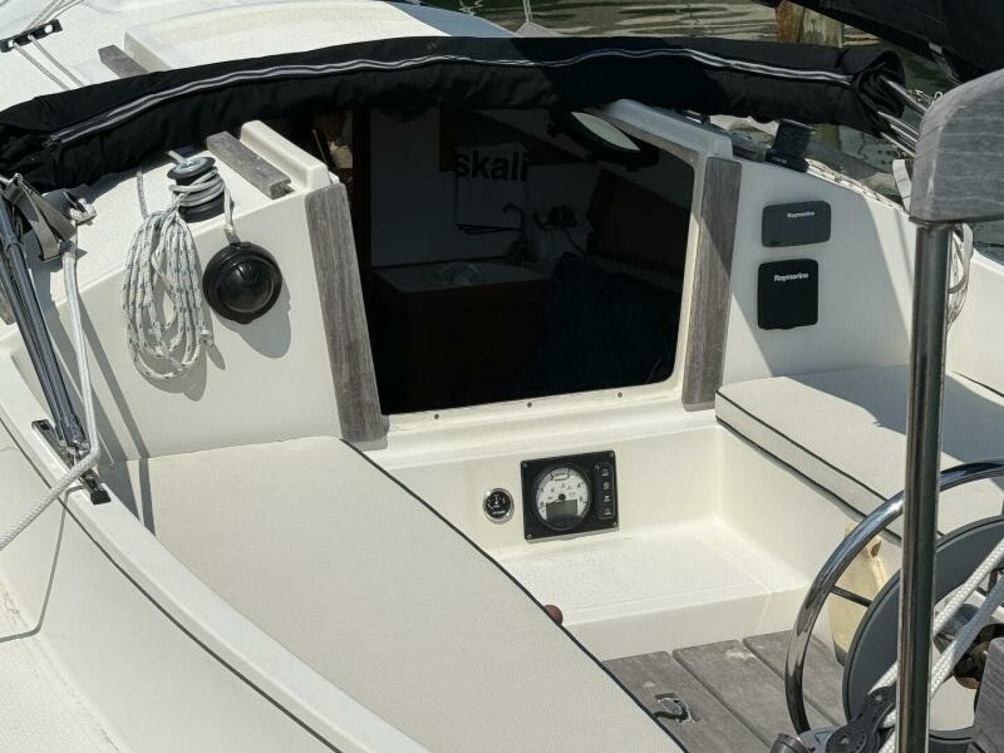 Horizon Cat Companionway