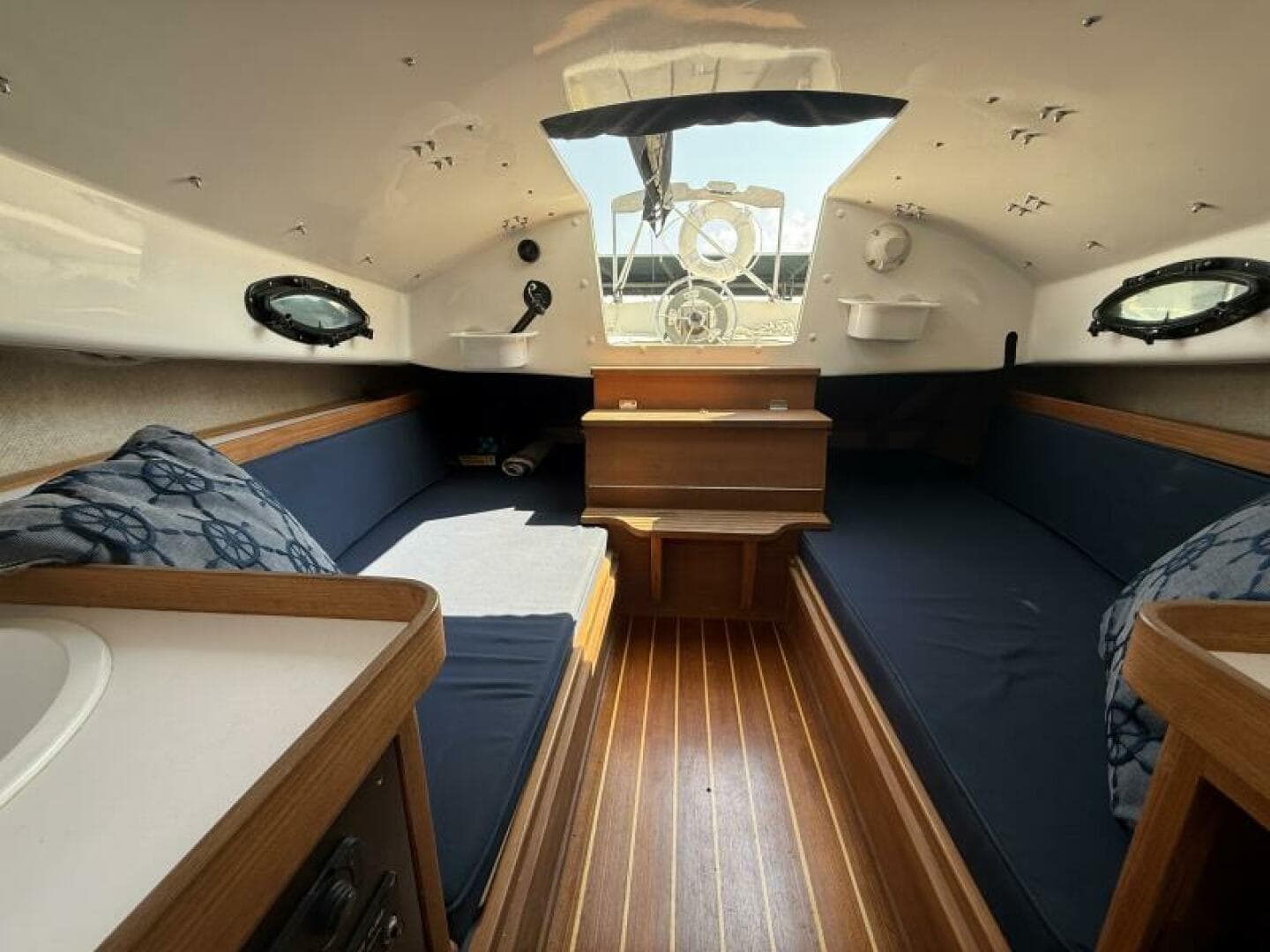 Horizon Cat cabin looking aft