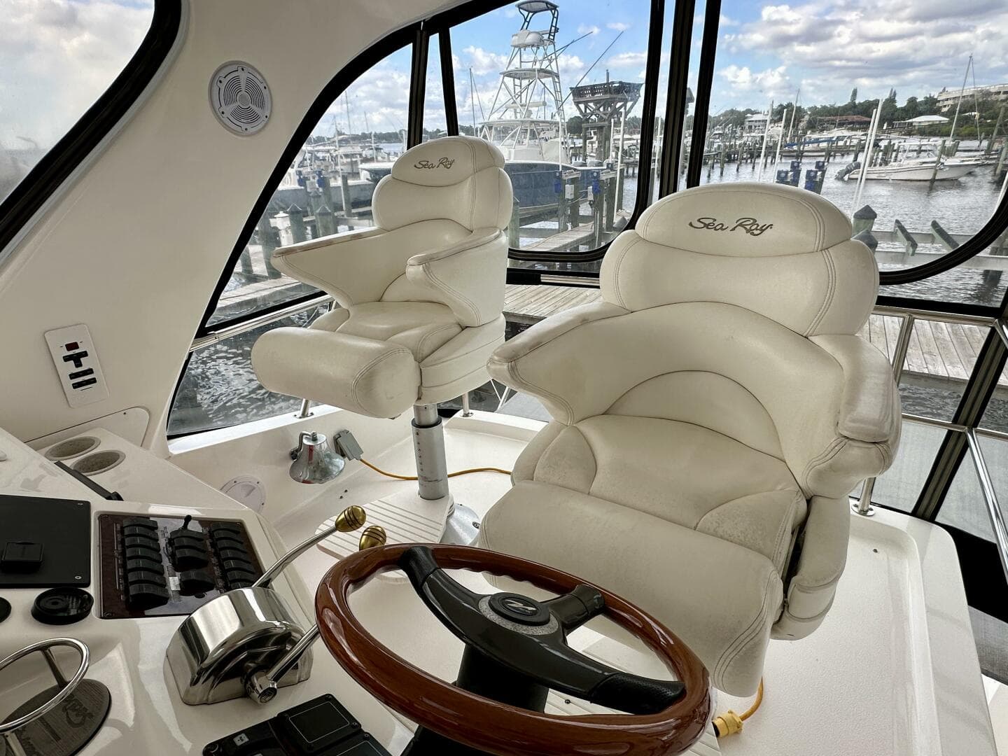 Sea Ray 48 LIFE IS GOOD TODAY - Flybridge Helm