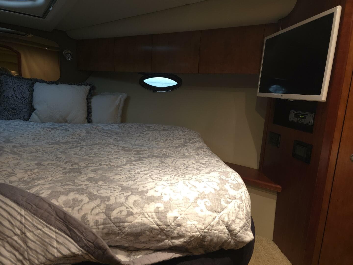 2008 Cruisers Yachts 