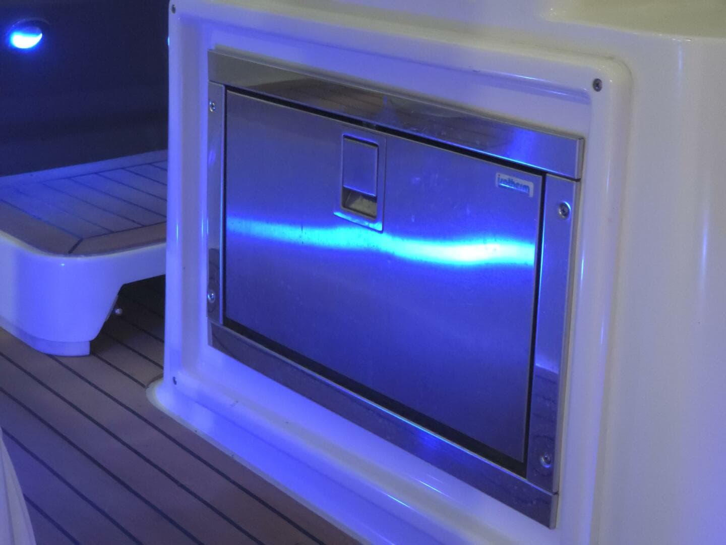 2008 Cruisers Yachts 