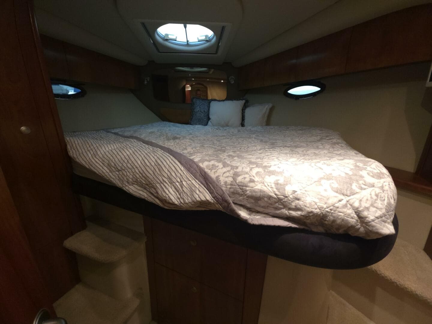 2008 Cruisers Yachts 