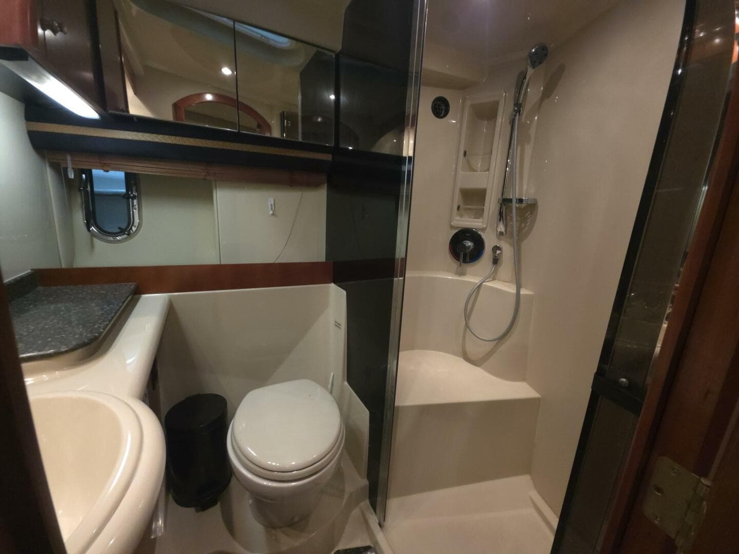 2008 Cruisers Yachts 