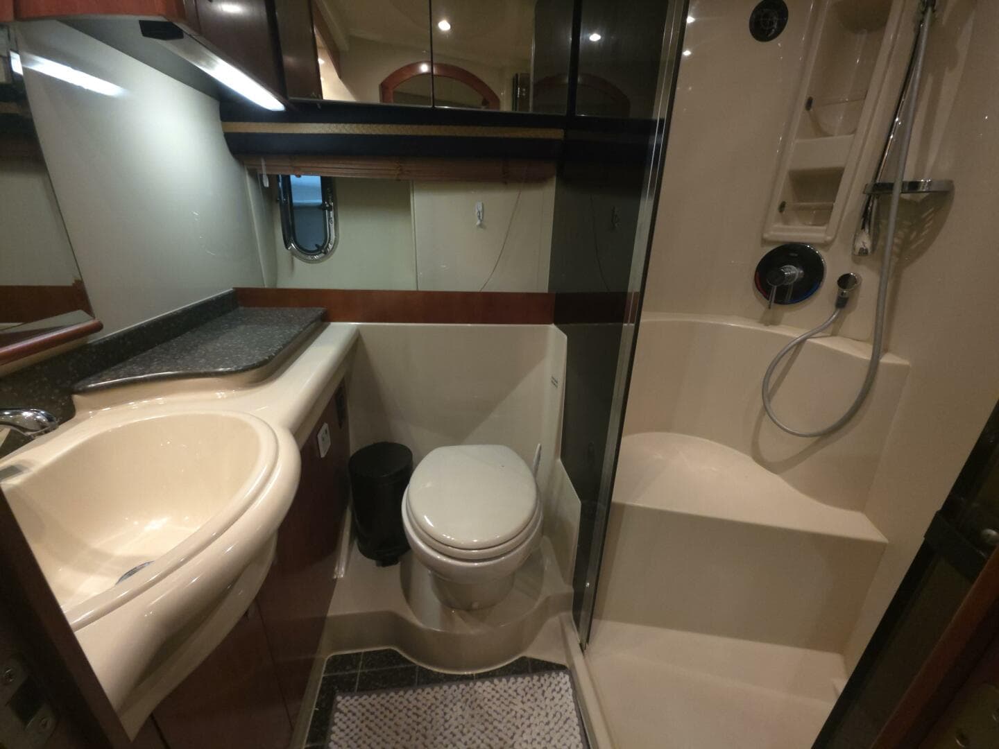 2008 Cruisers Yachts 