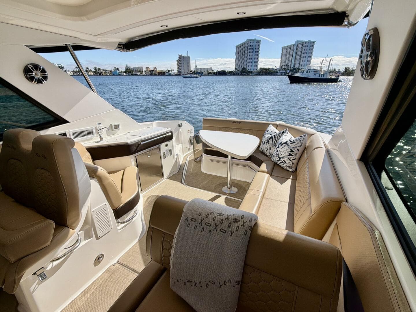 Sea Ray 32 - Cockpit