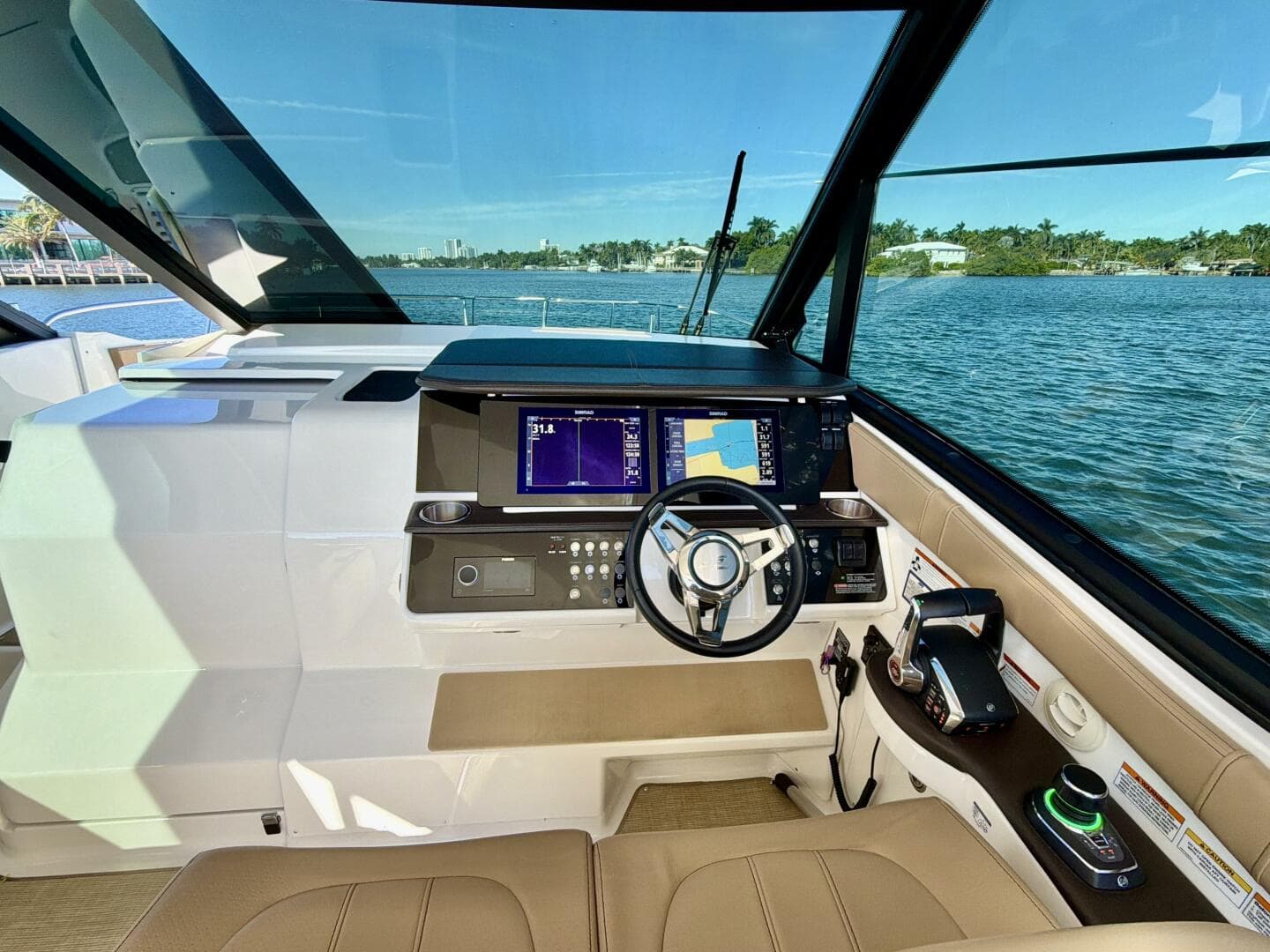 Sea Ray 32 - Helm