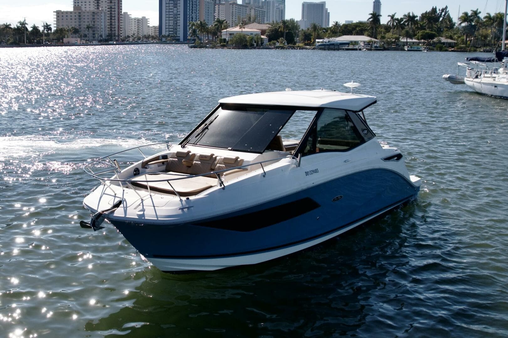 Sea Ray 32 - Exterior Profile