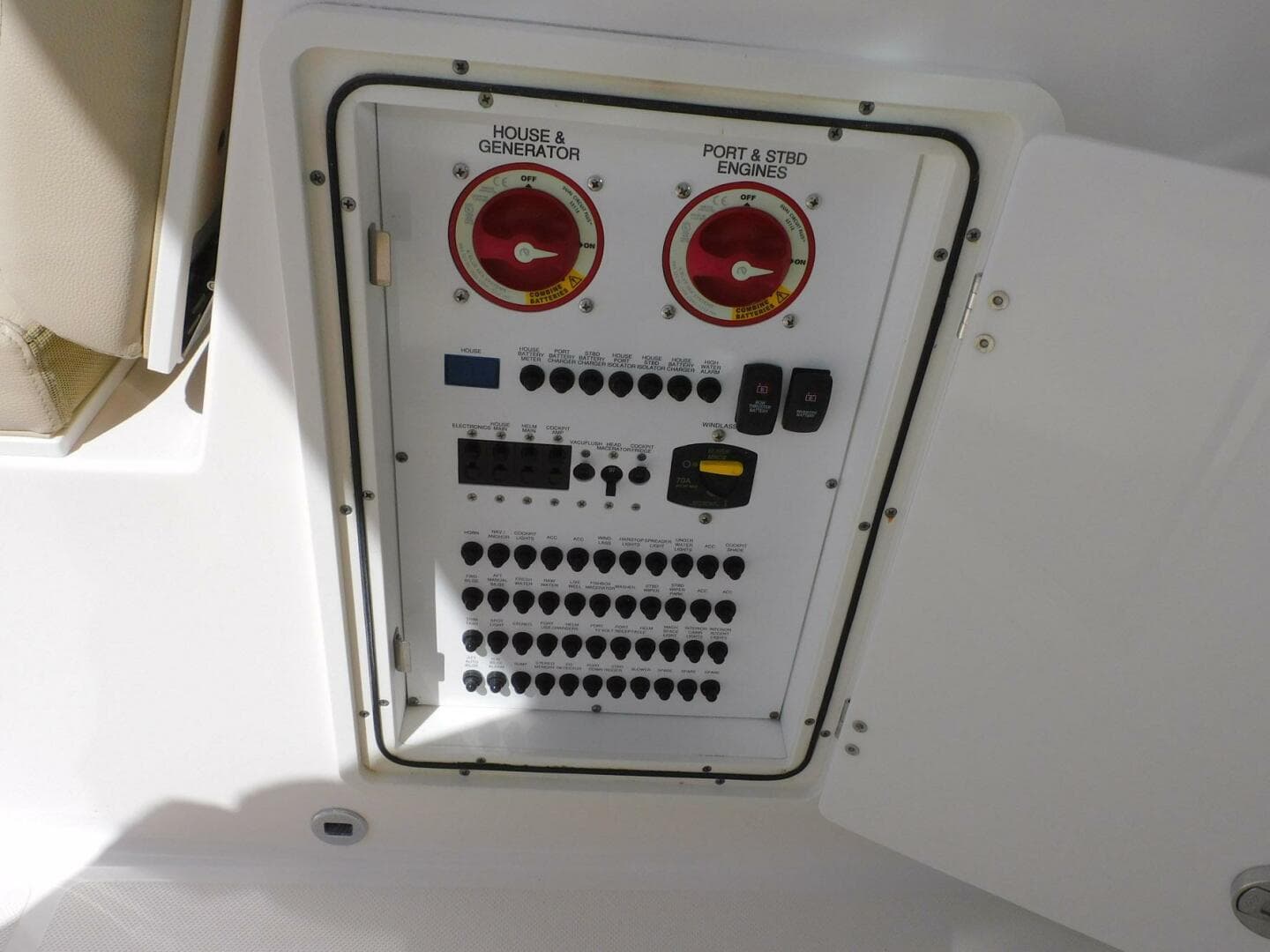 2016 Pursuit 325 Dual Console