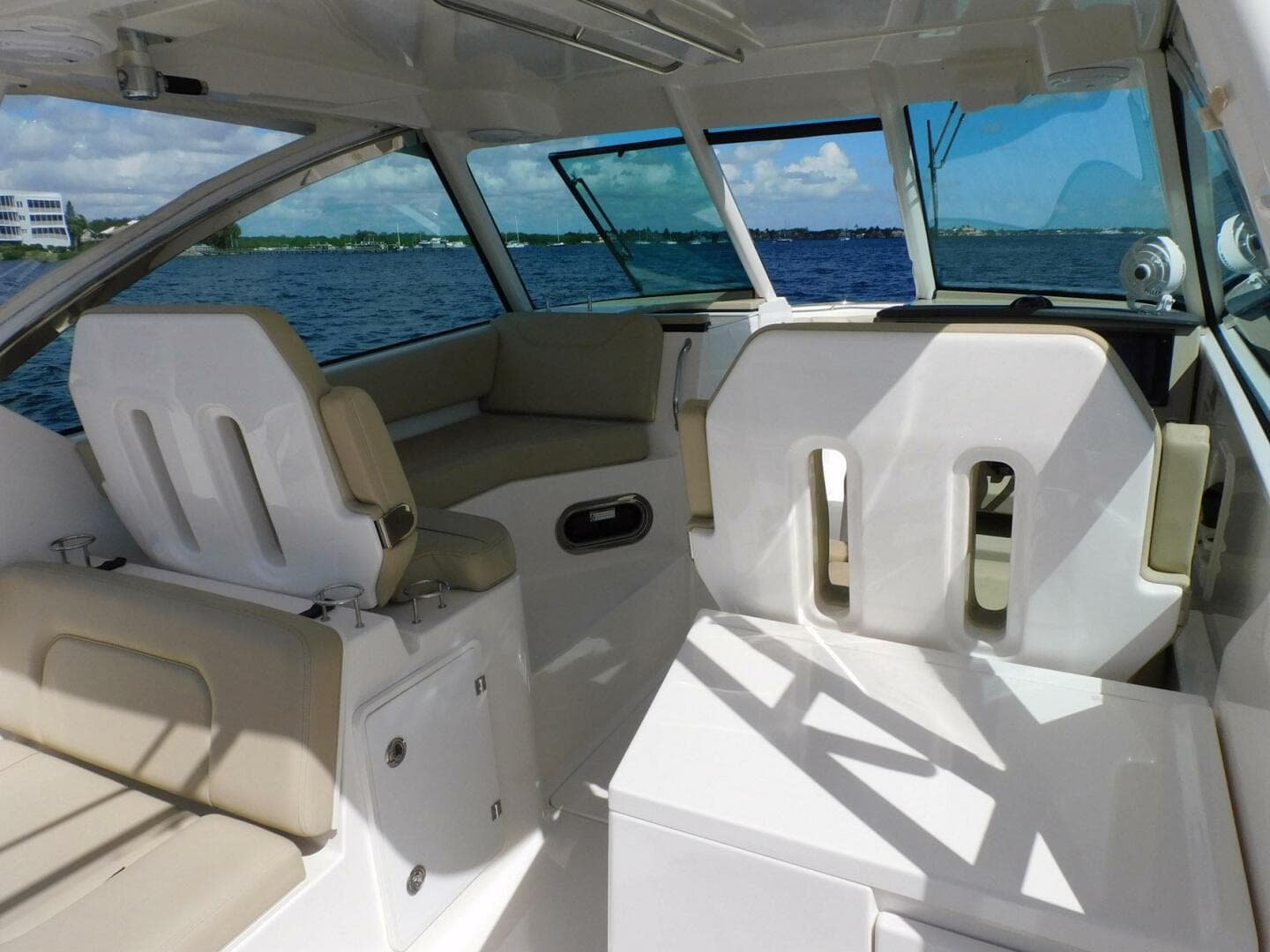 2016 Pursuit 325 Dual Console