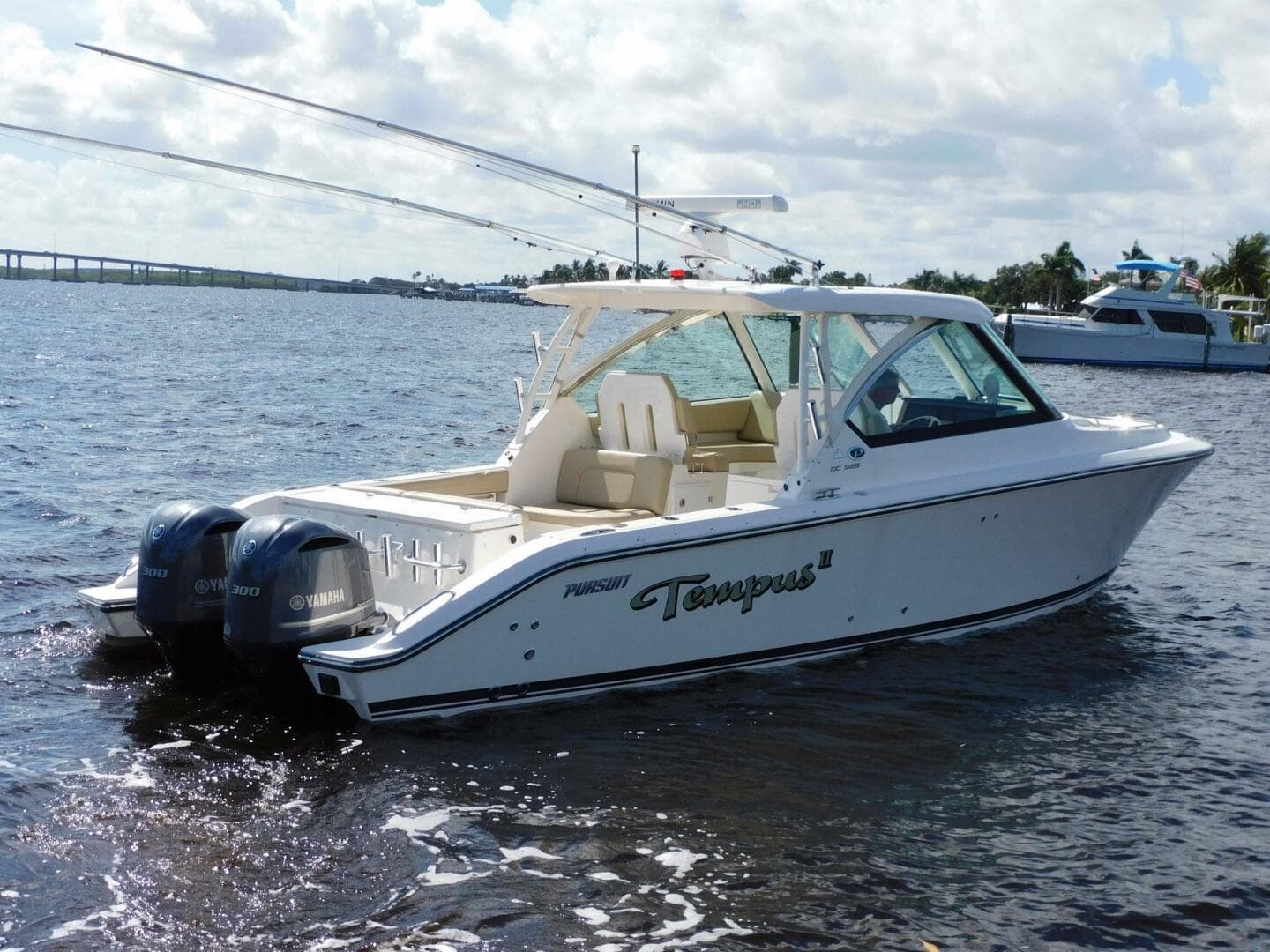 2016 Pursuit 325 Dual Console