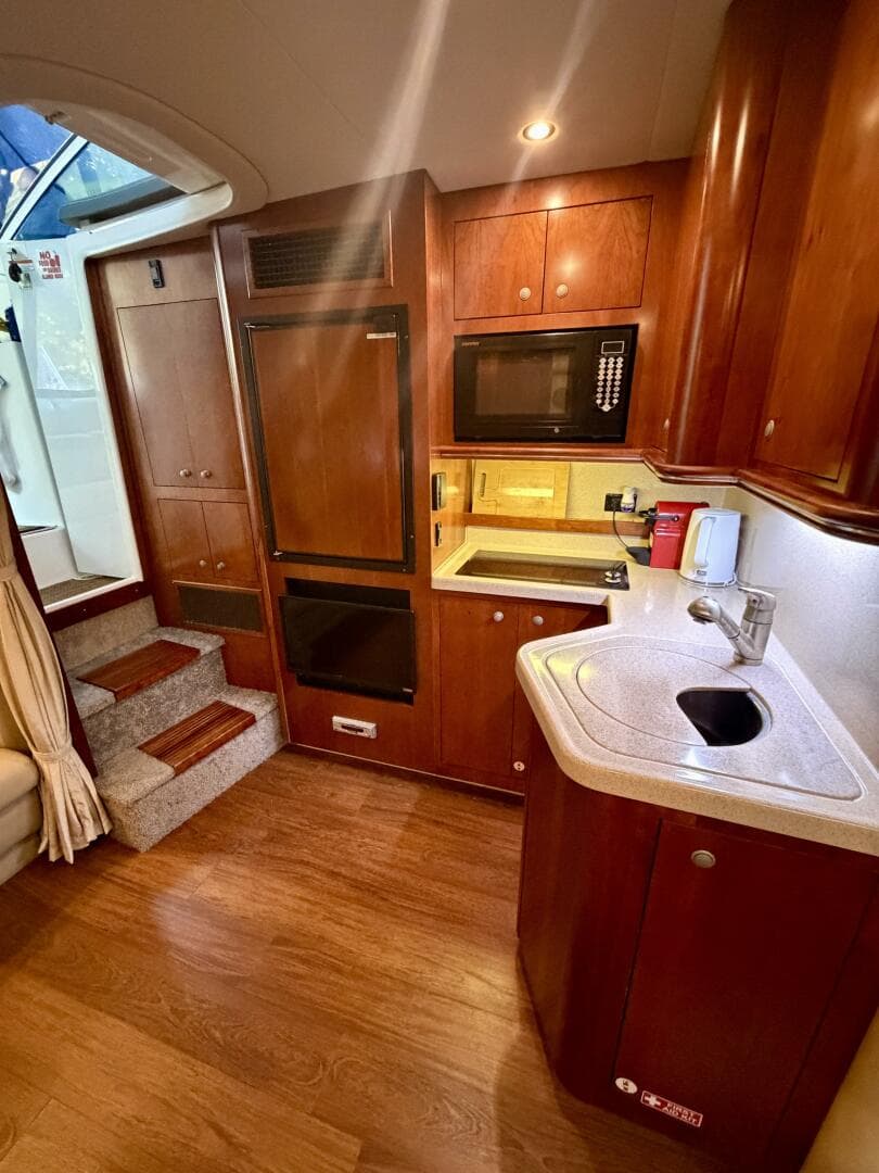 2007 Cruisers Yachts 370 Express