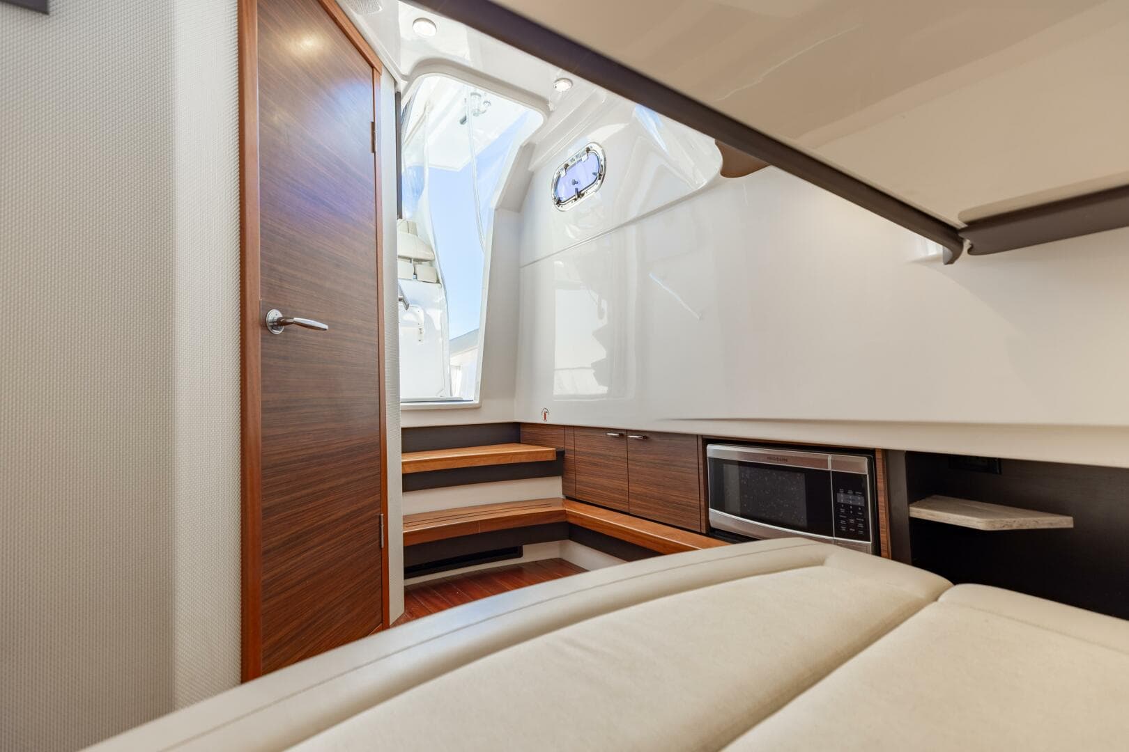 2019 Pursuit S 368 Moon Dogg Stateroom