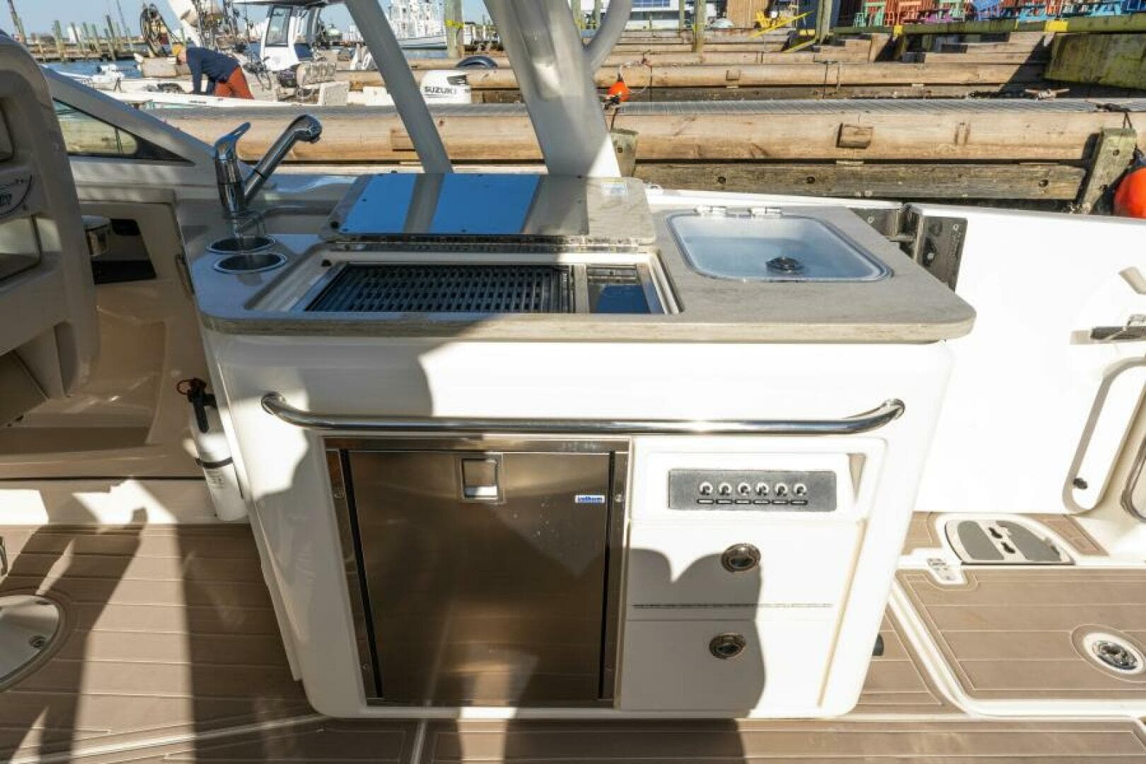 2017 Boston Whaler 320 Vantage Sutra