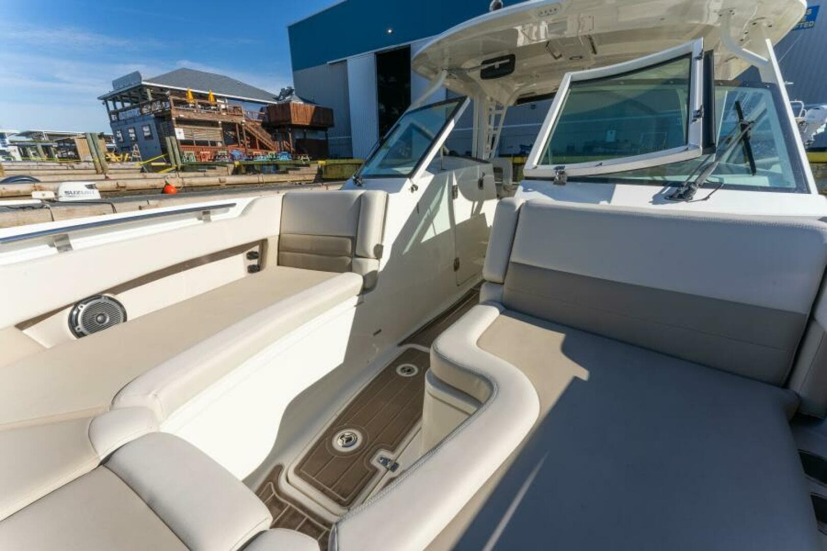 2017 Boston Whaler 320 Vantage Sutra