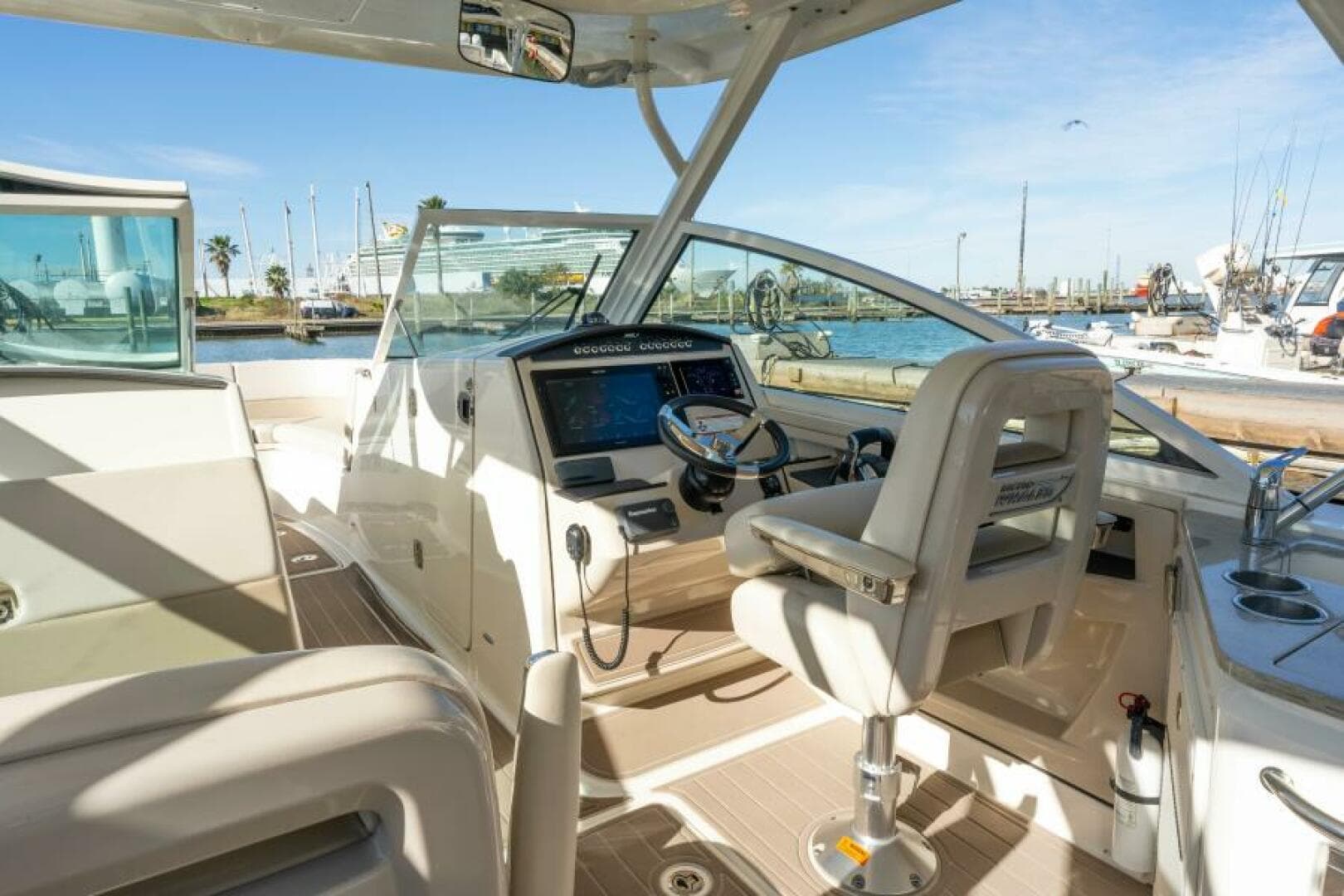 2017 Boston Whaler 320 Vantage Sutra