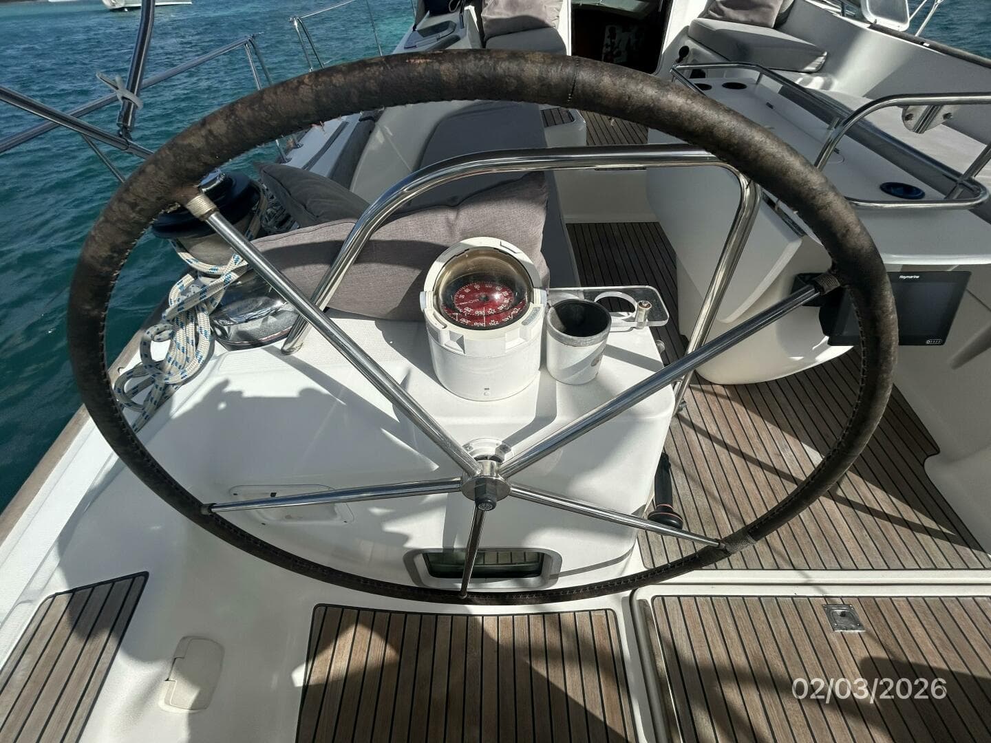 54' Jeanneau cockpit port helm2