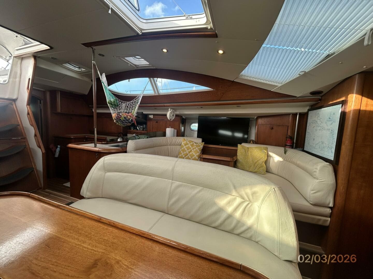 54' Jeanneau salon port