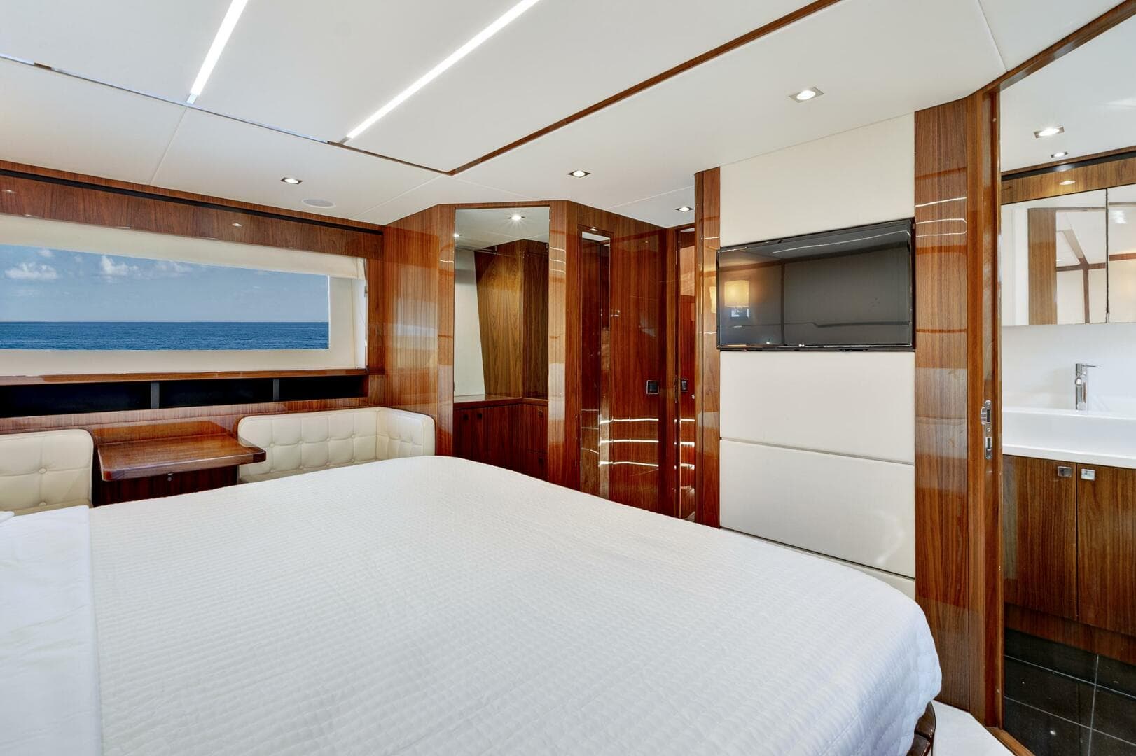 2017 Sunseeker 68 Sport Yacht