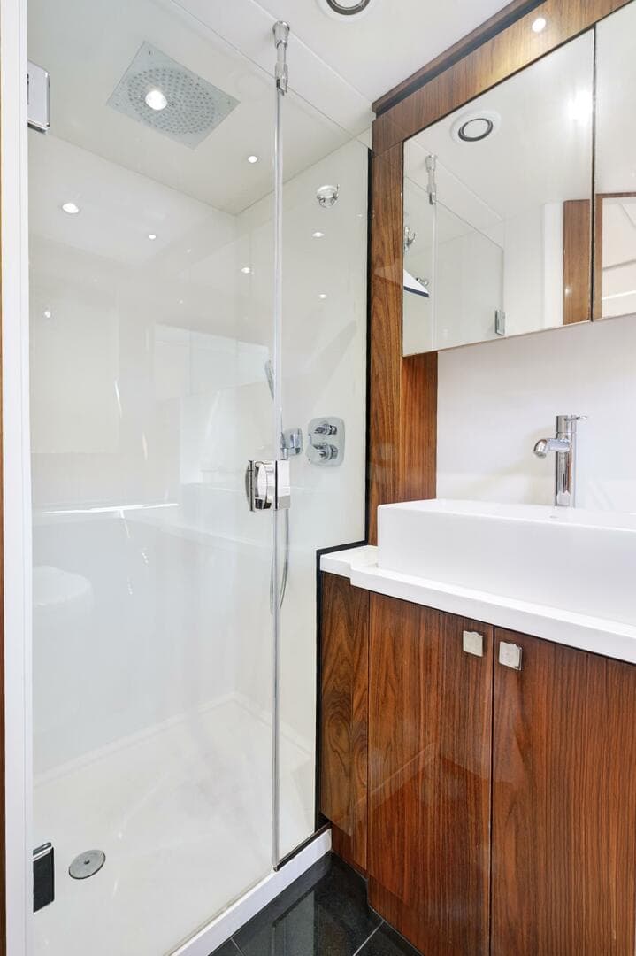 2017 Sunseeker 68 Sport Yacht