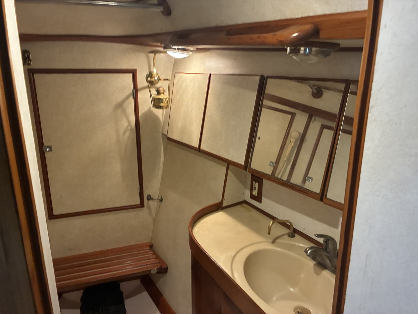 1996 Hylas 46 - Guest Head