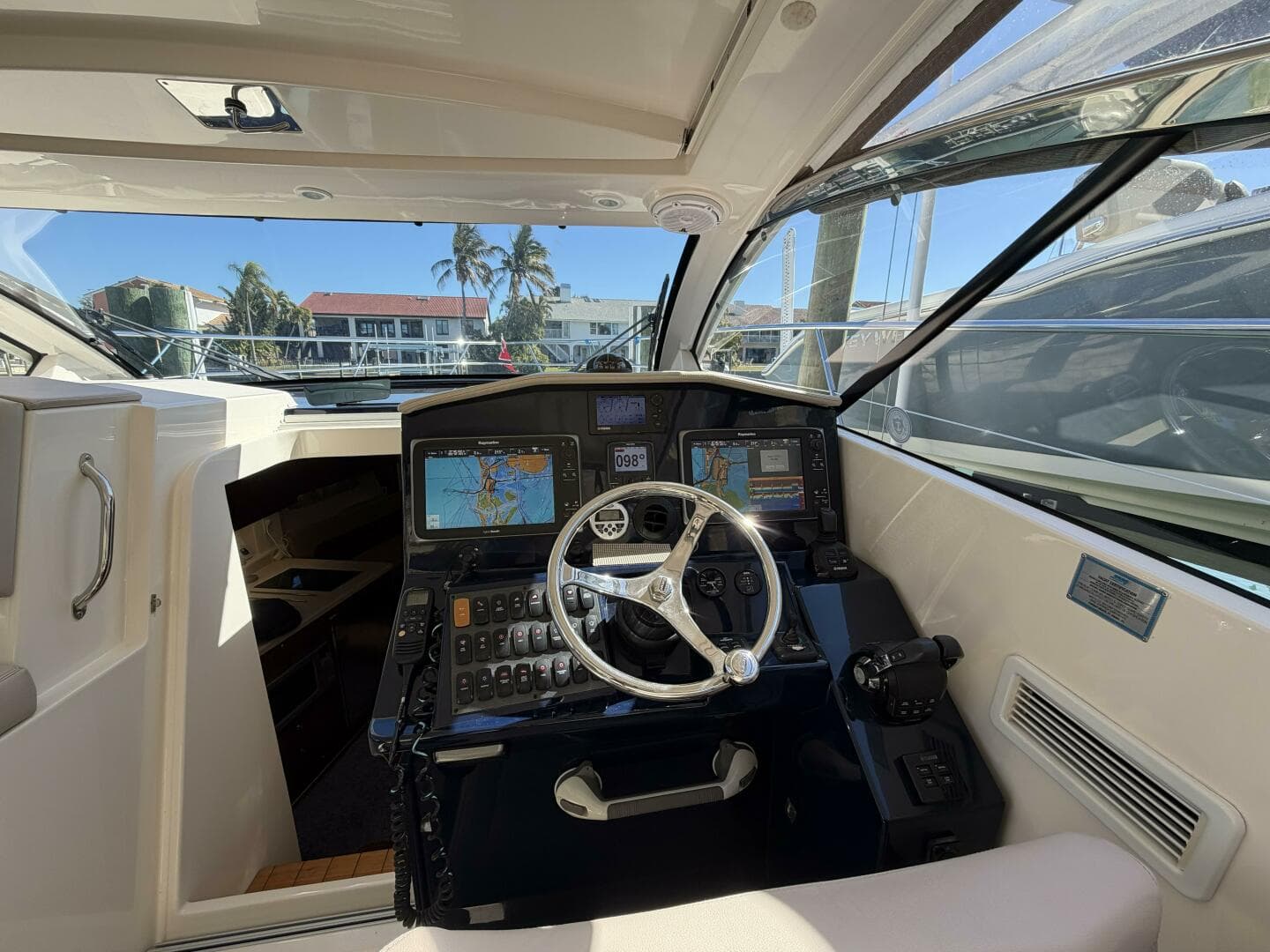 2014 Pursuit F350 - Helm