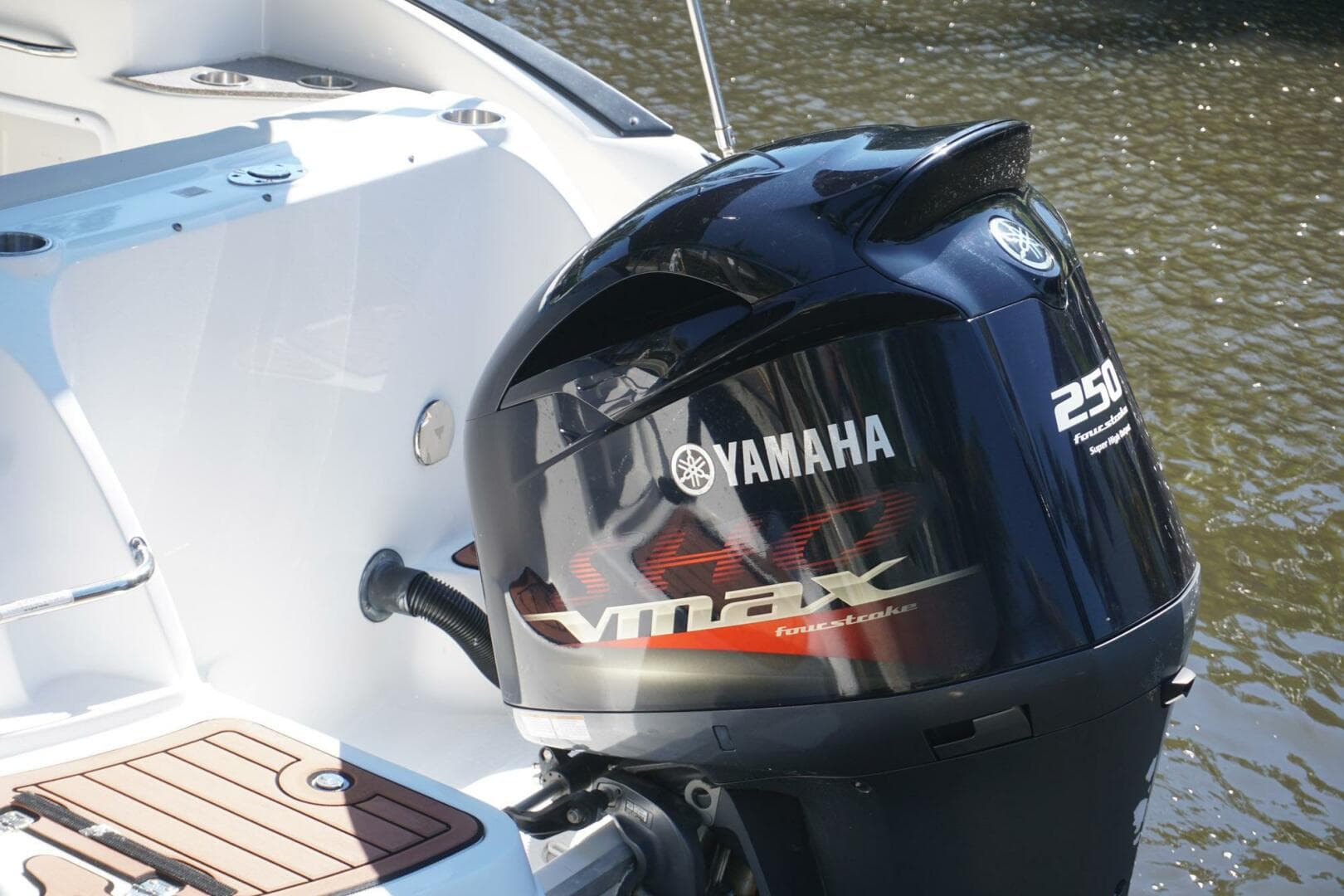 2018 Hurricane SunDeck 2400 OB