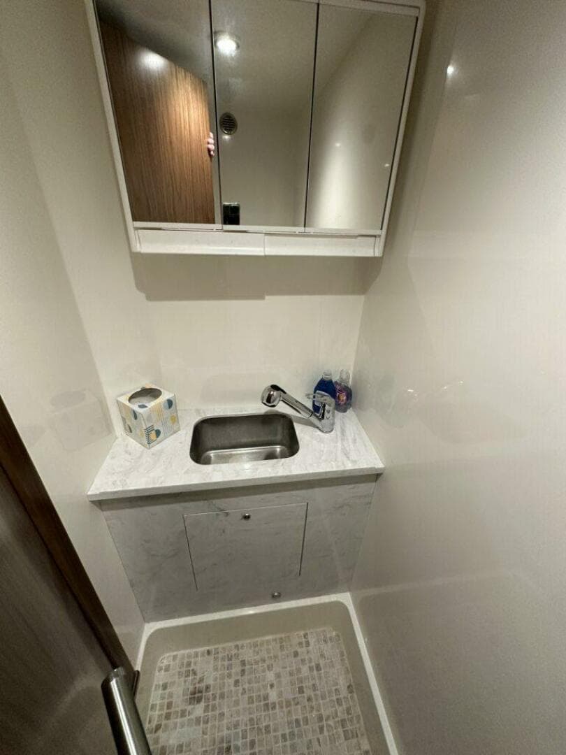 Outer Reef 62 SOUTH  PAWS - Crew Head