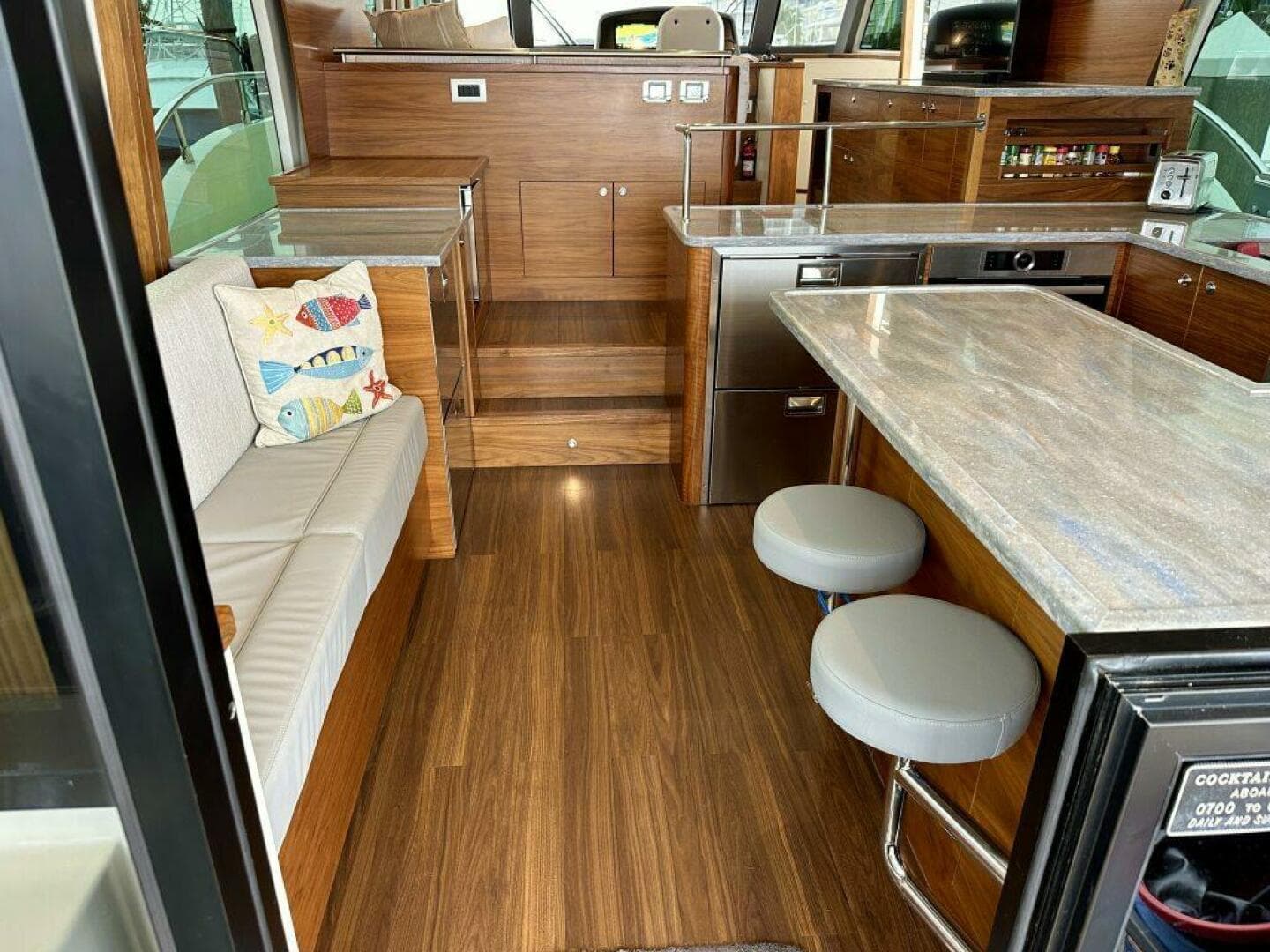 Outer Reef 62 SOUTH  PAWS - Salon Galley