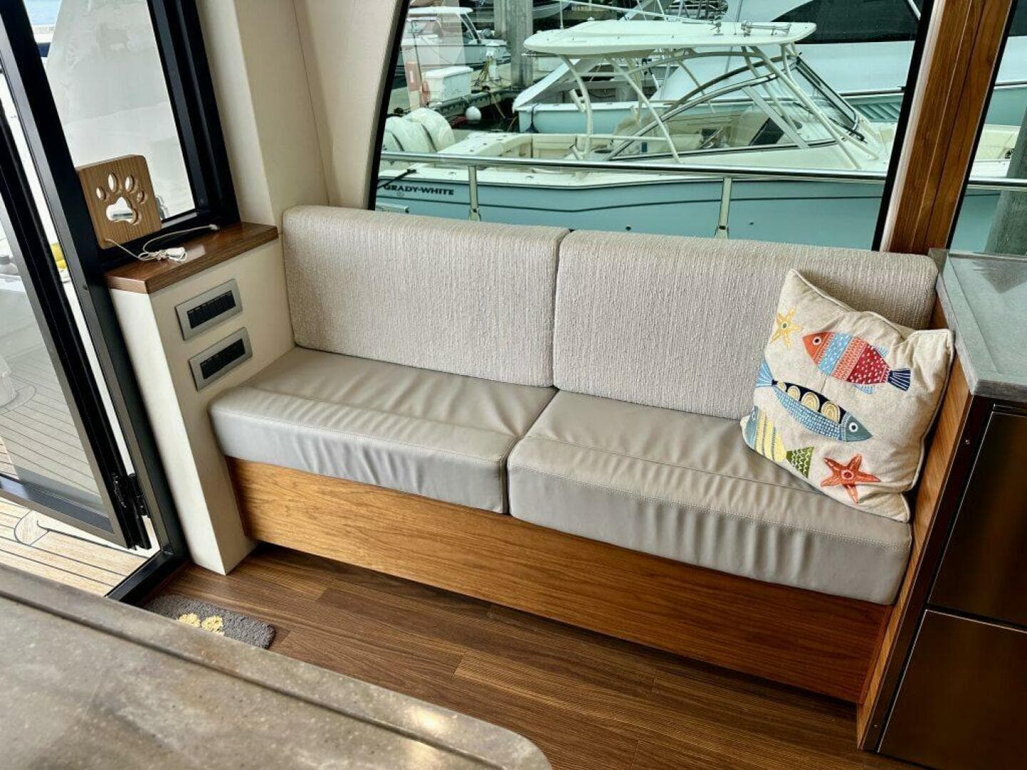 Outer Reef 62 SOUTH  PAWS - Salon Galley