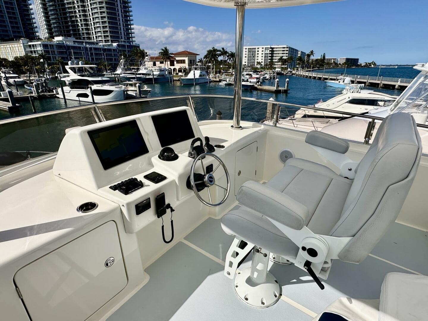 Outer Reef 62 SOUTH  PAWS - Flybridge Helm