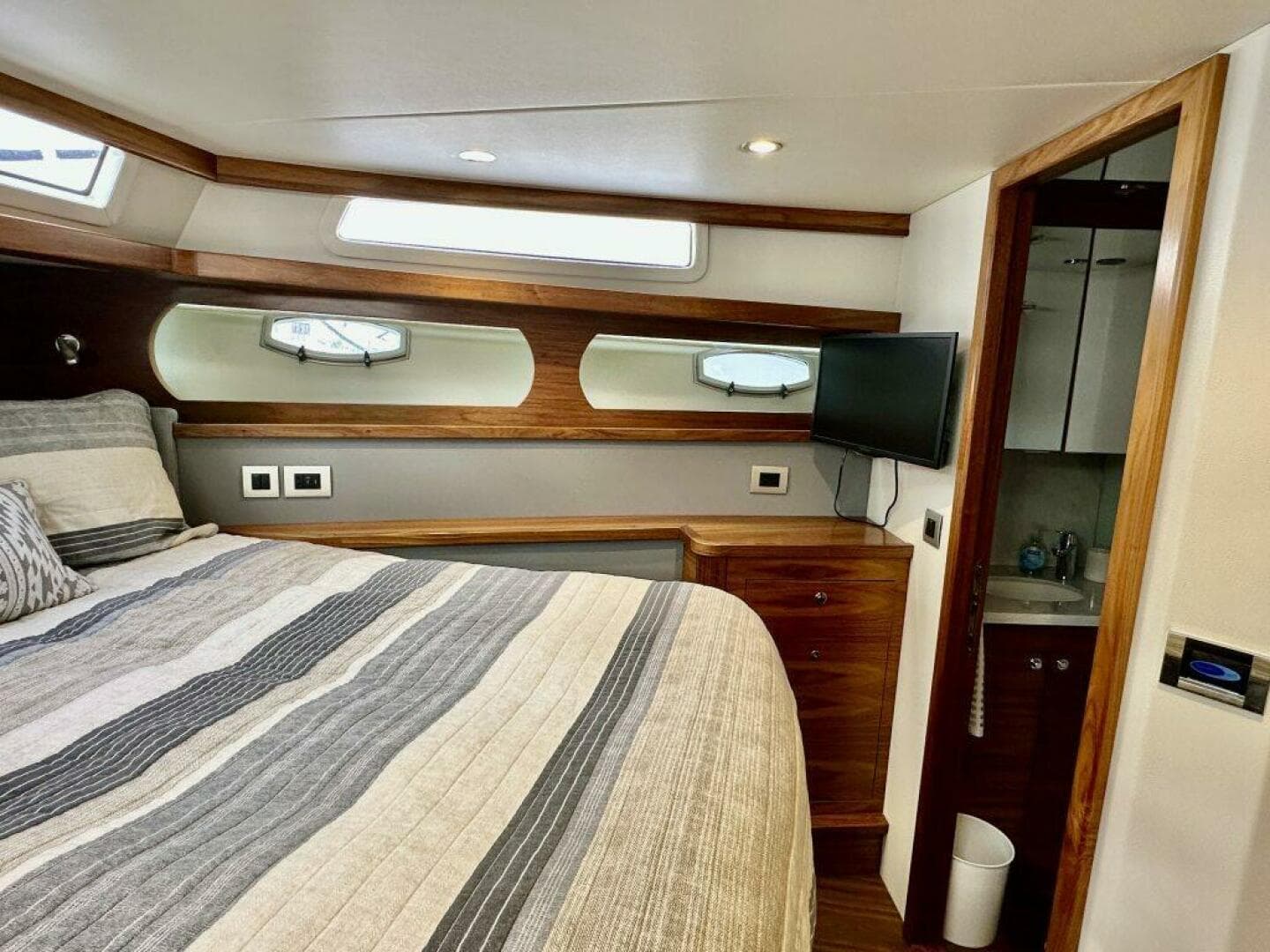 Outer Reef 62 SOUTH  PAWS - VIP Stateroom