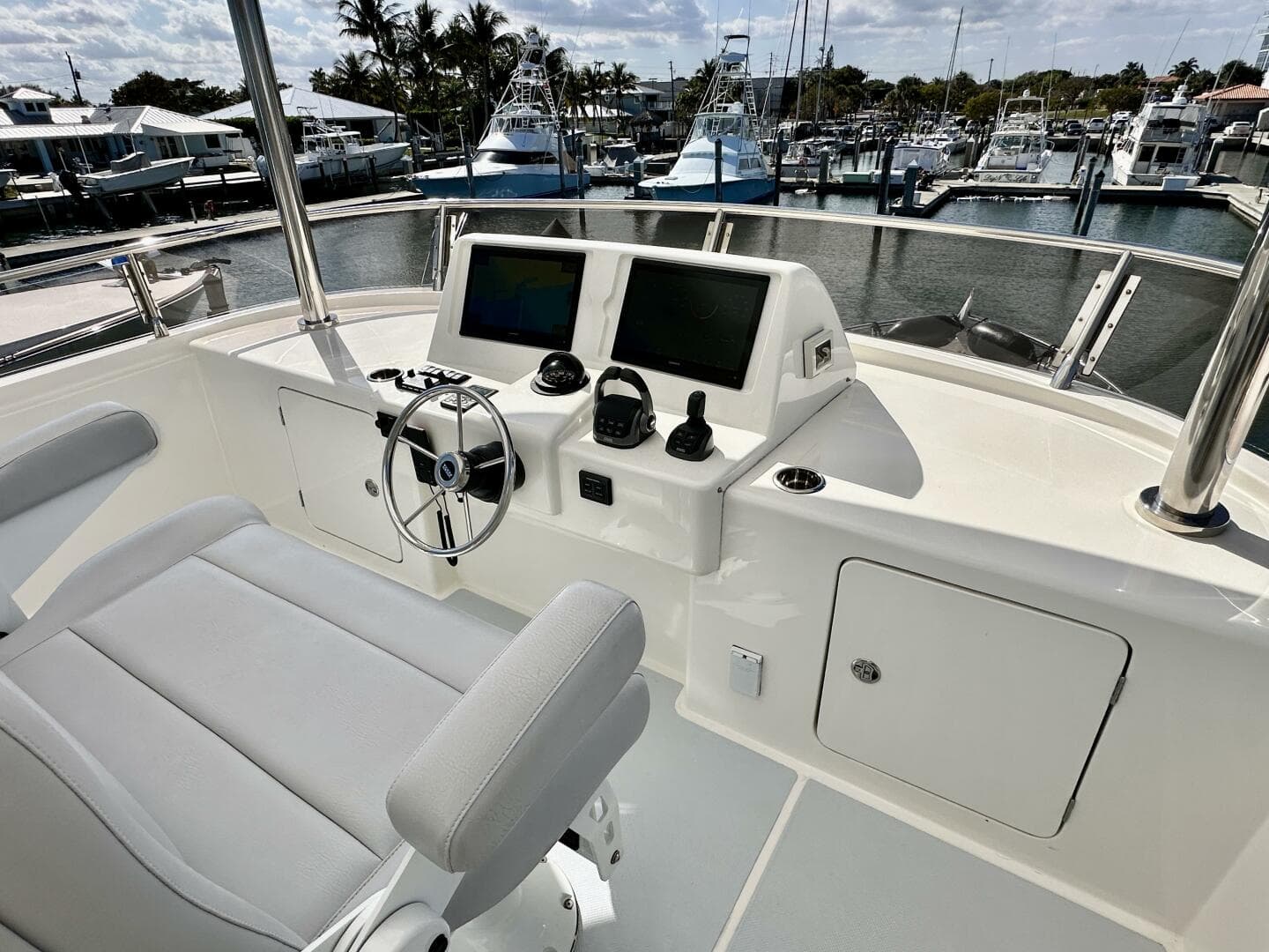 Outer Reef 62 SOUTH  PAWS - Flybridge Helm