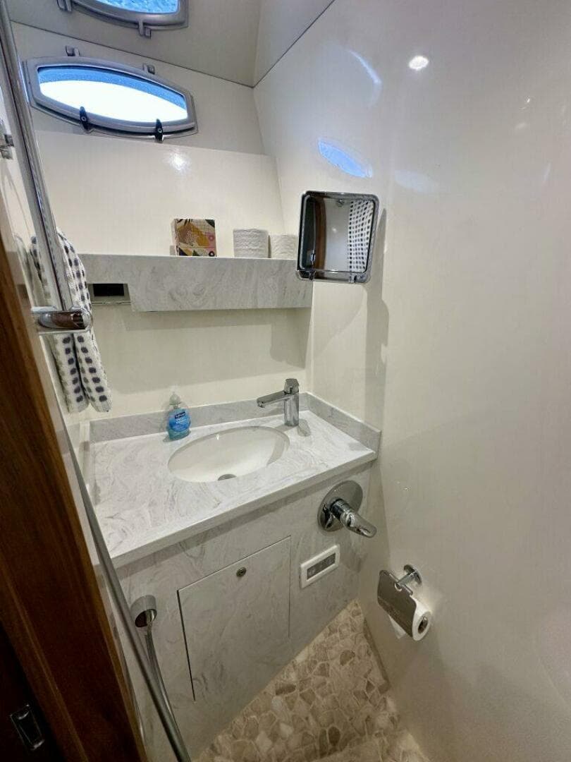 Outer Reef 62 SOUTH  PAWS - Guest Cabin Ensuite Head