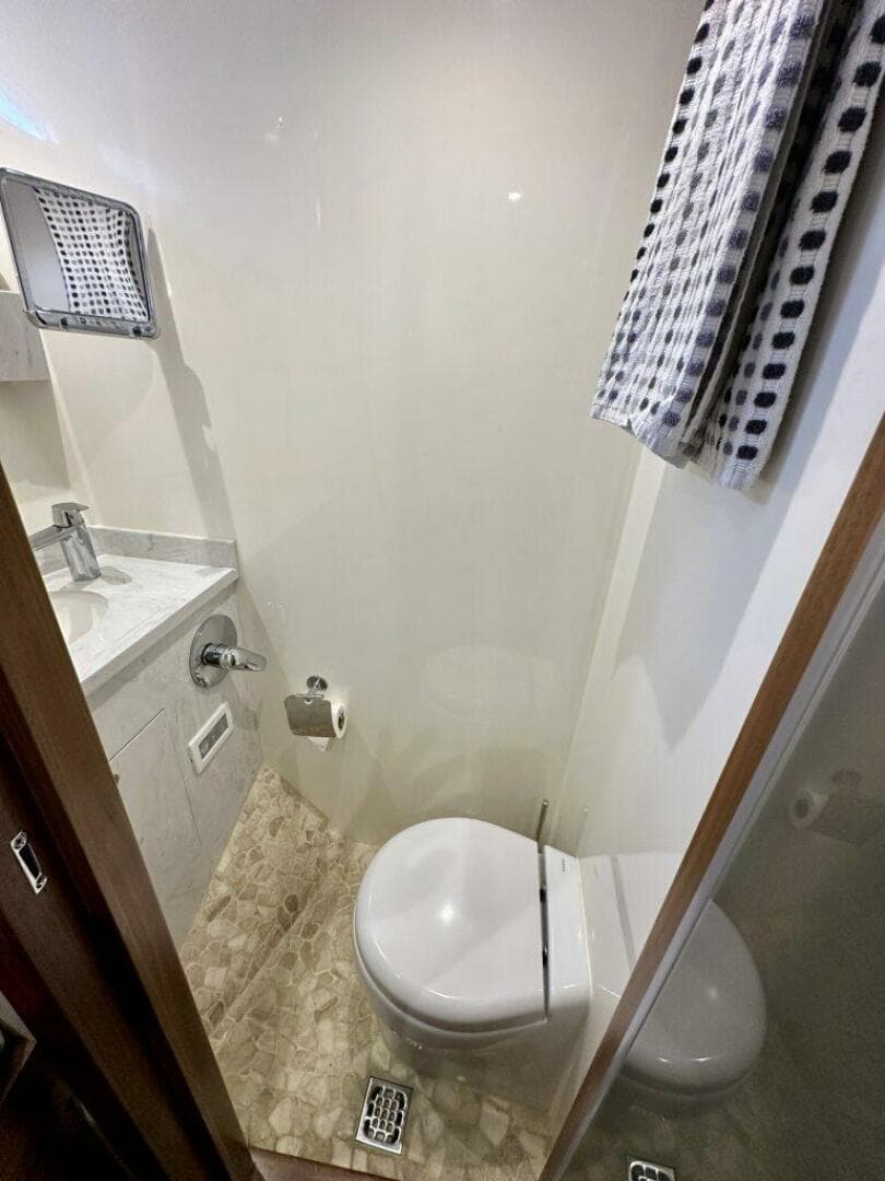 Outer Reef 62 SOUTH  PAWS - Guest Cabin Ensuite Head