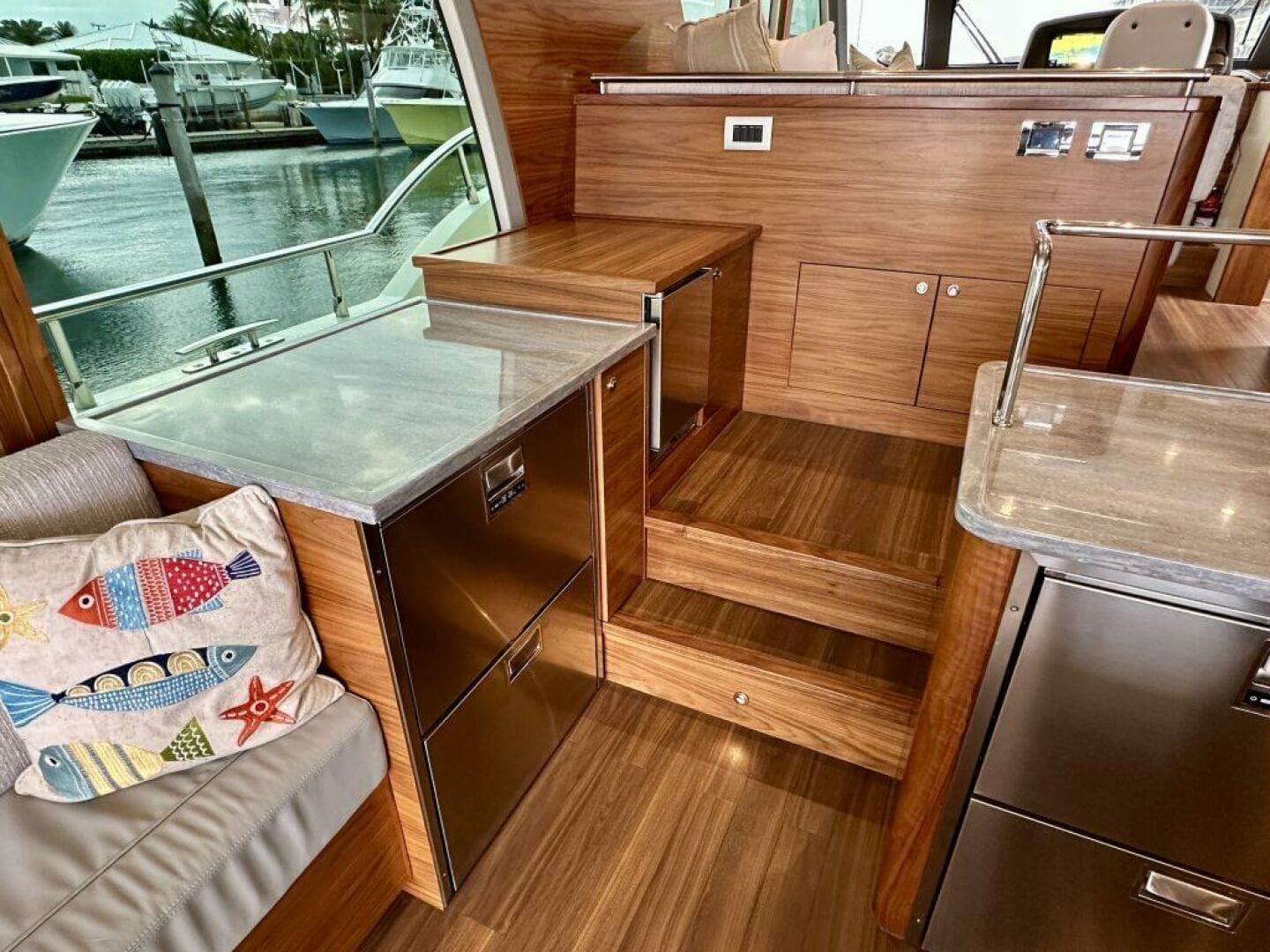 Outer Reef 62 SOUTH  PAWS - Salon Galley