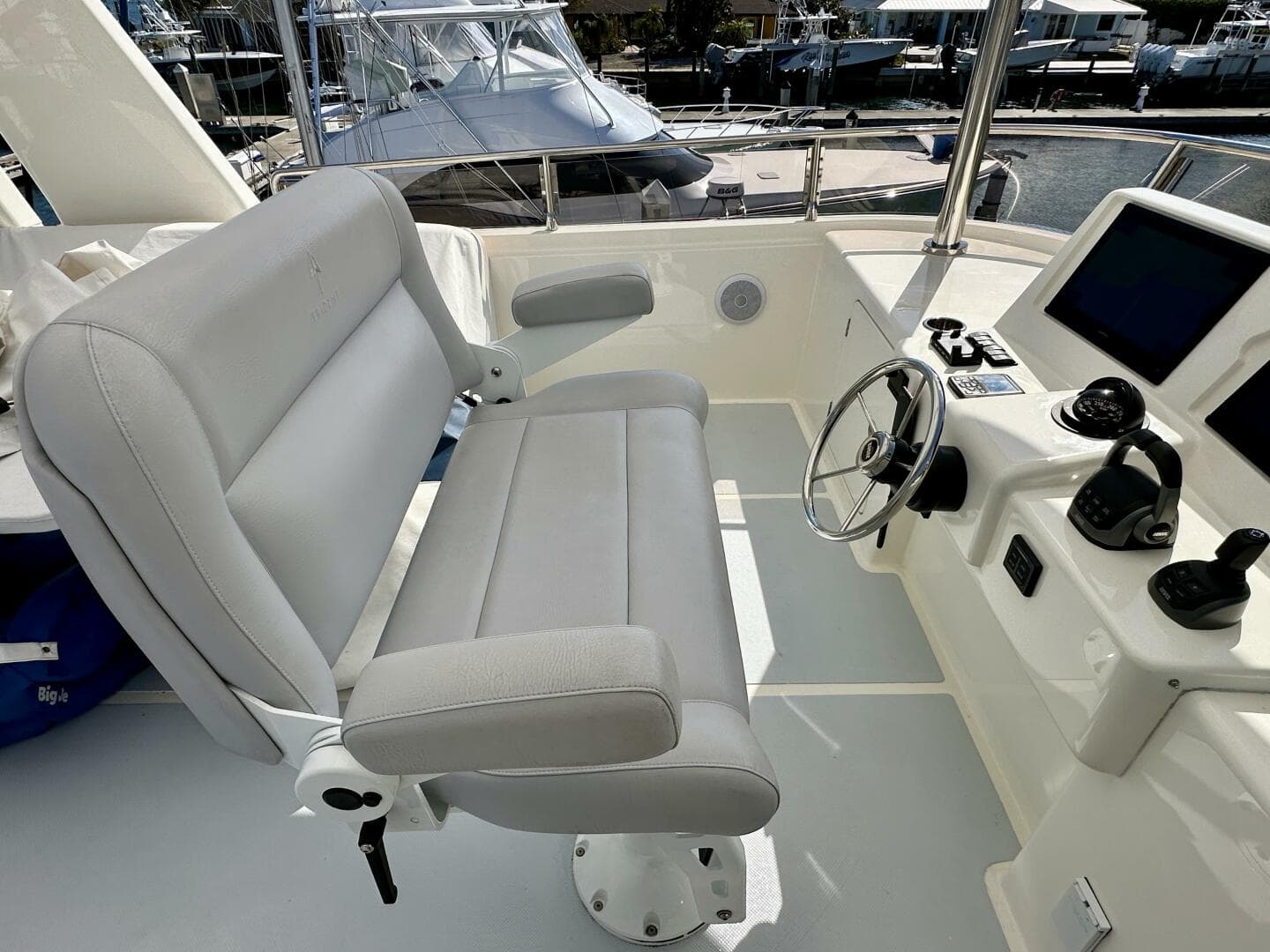 Outer Reef 62 SOUTH  PAWS - Flybridge Helm