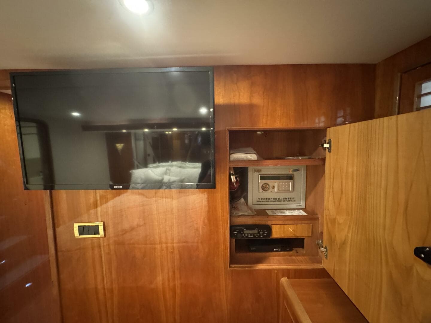 2004 Altima 55 Pilothouse