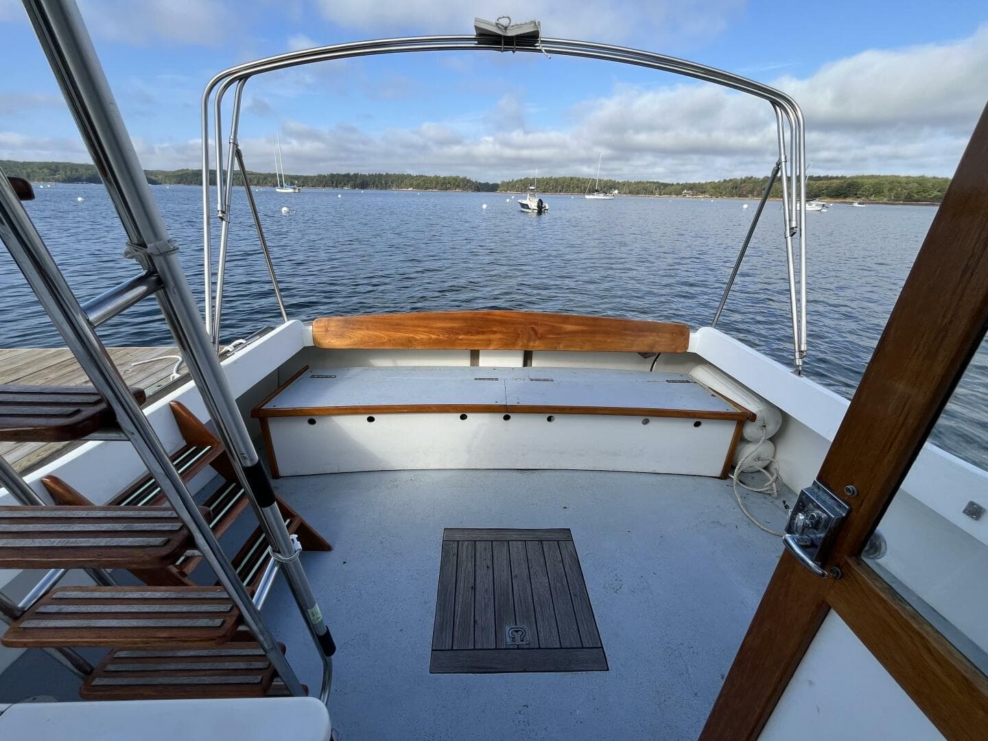Miracle aft cockpit, stern seat, bimini frame