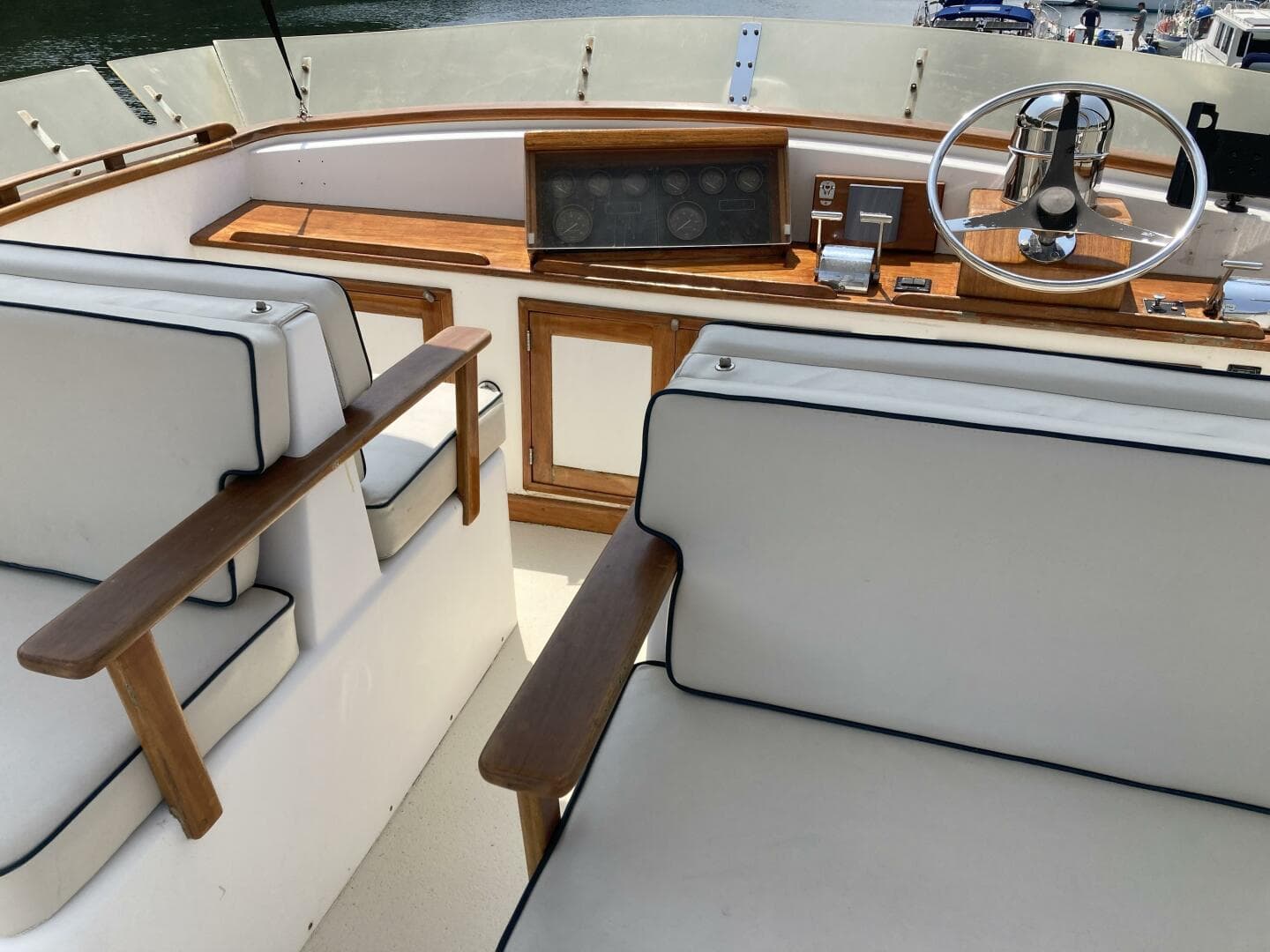 Miracle flybridge dash & helm