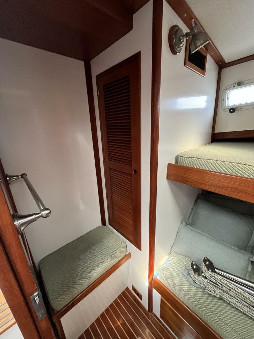 Miracle guest hanging locker