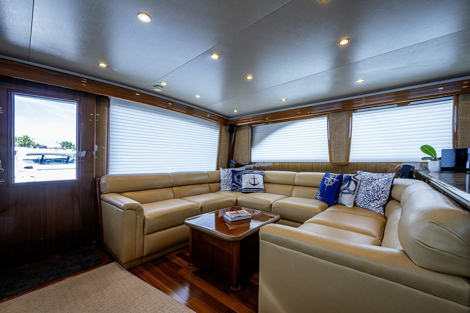 Viking 64 - Big Blue - Salon-