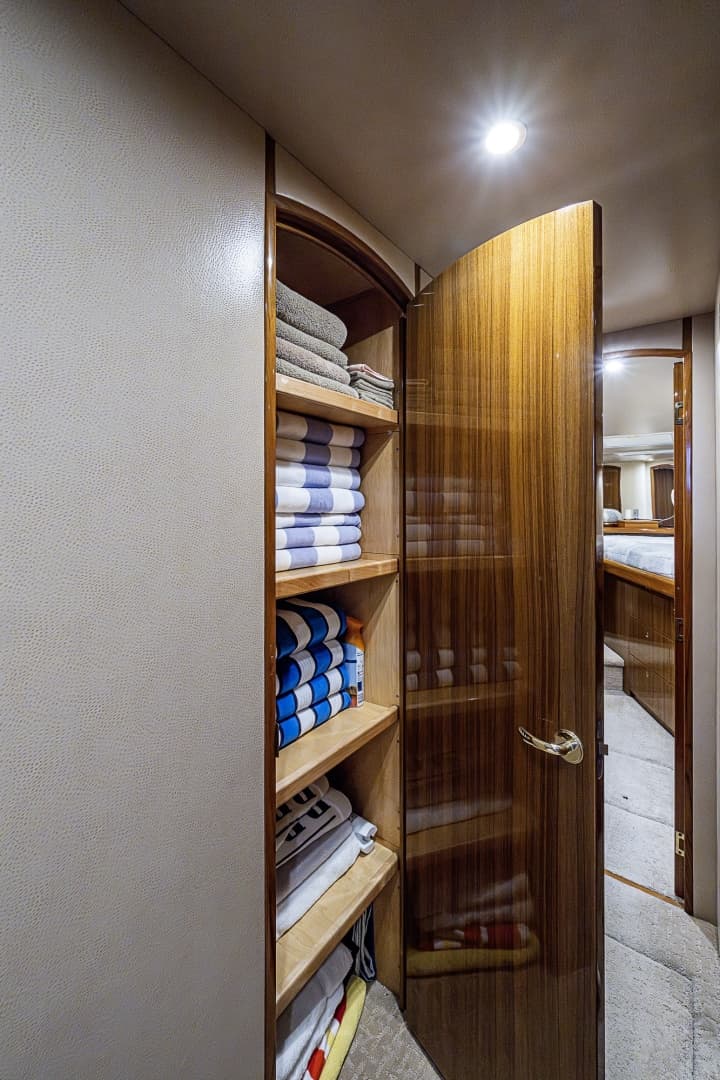 Viking 64 BIG BLUE - Interior Storage