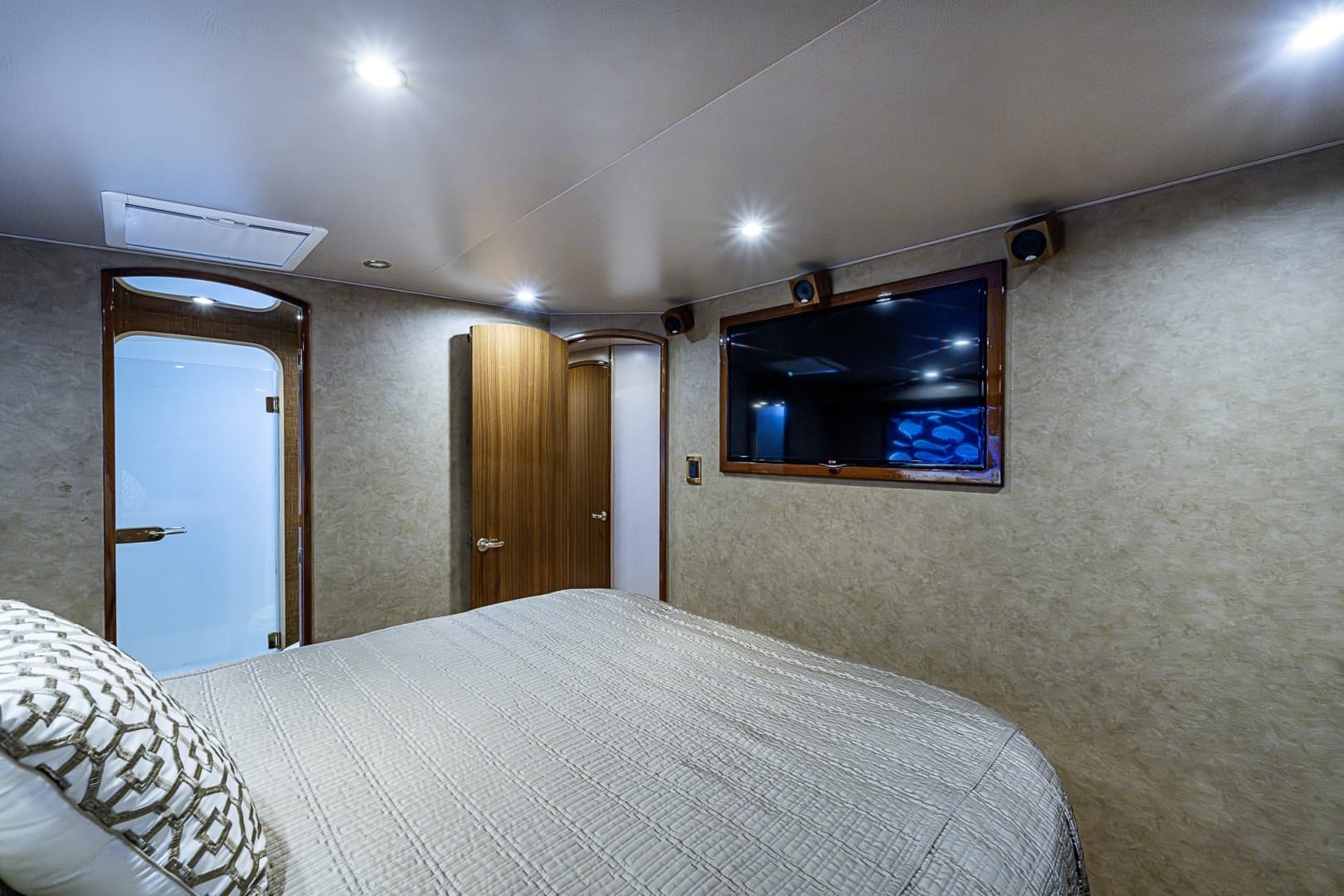 Viking 64 BIG BLUE - Master Stateroom
