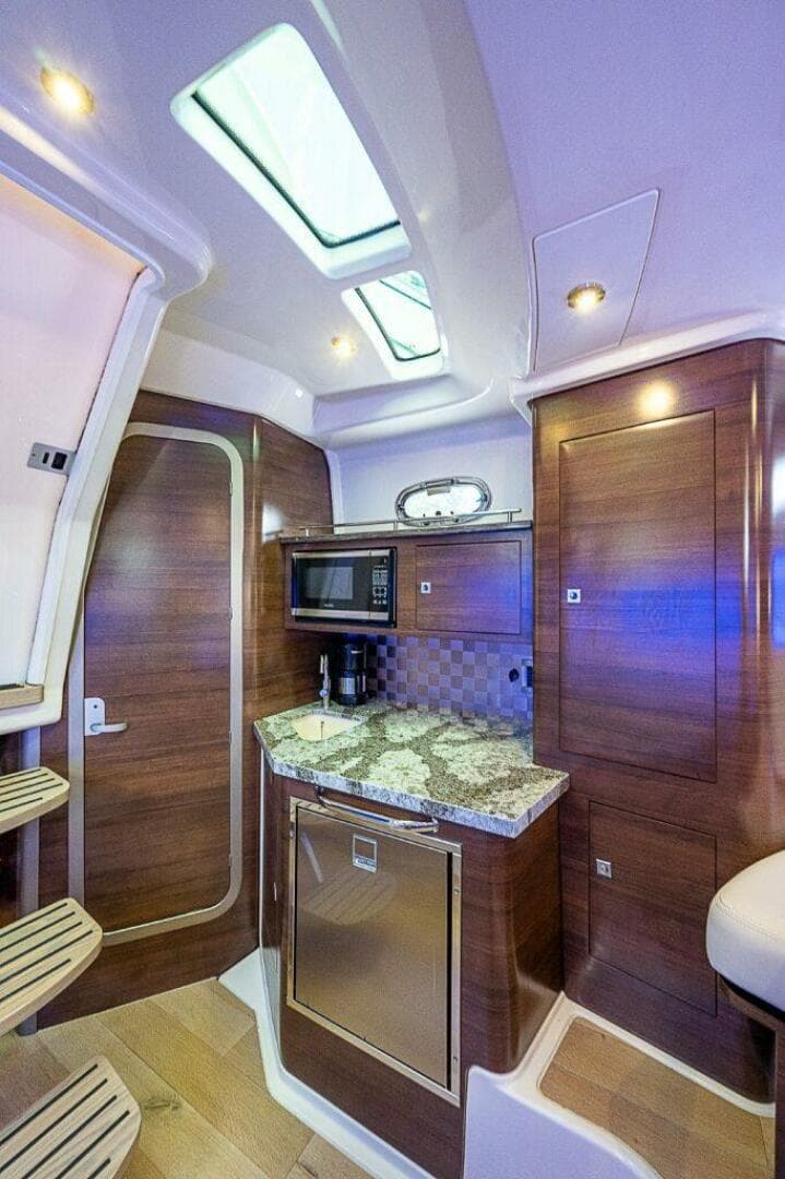 Boston Whaler 345 Conquest - Interior