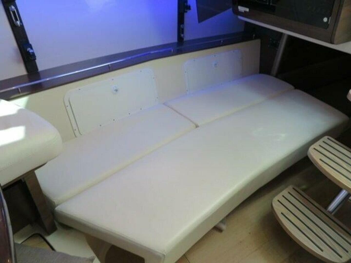 Boston Whaler 345 Conquest - Interior