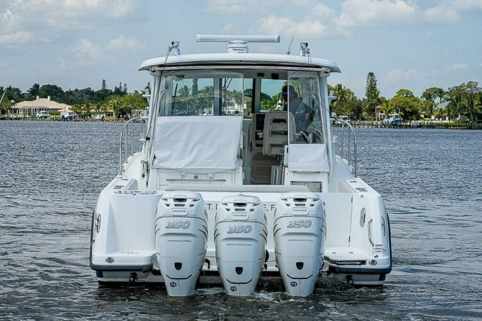 Boston Whaler 345 Conquest - Triple Outboard Engines