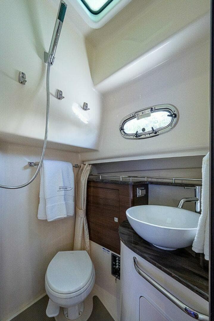 Boston Whaler 345 Conquest - Head