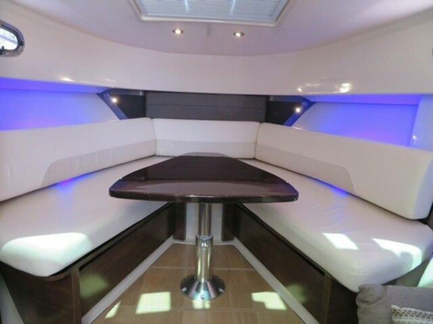 Boston Whaler 345 Conquest - Interior