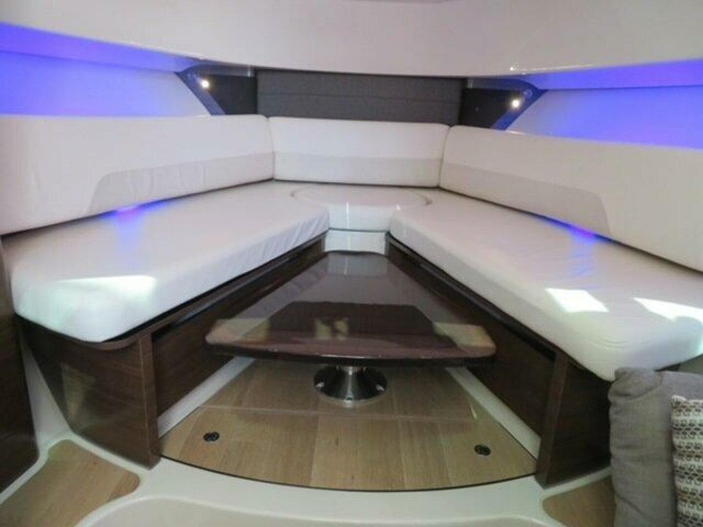 Boston Whaler 345 Conquest - Interior